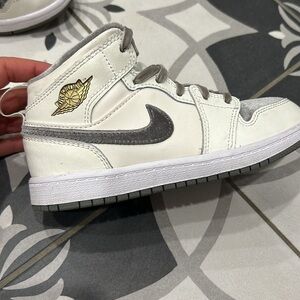 Air Jordan 1 Mid SE Velvet